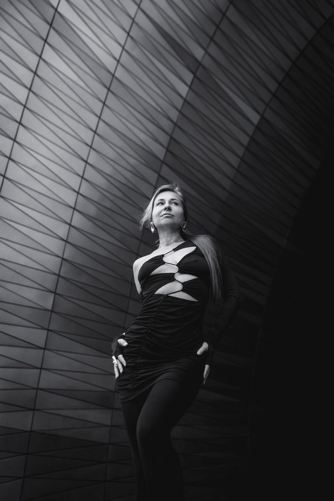 woman, fashion, lady, arch, classic, fashionable, stylish, model, posing, portrait, black and white