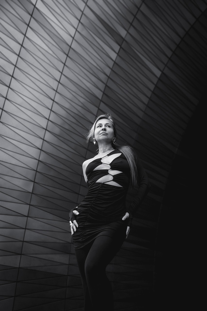 woman, fashion, lady, arch, classic, fashionable, stylish, model, posing, portrait, black and white